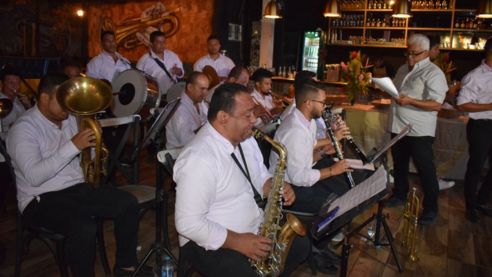 Banda con vientos grandes tocando vallenato