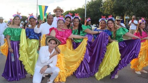 Personas posando con trajes típicos
