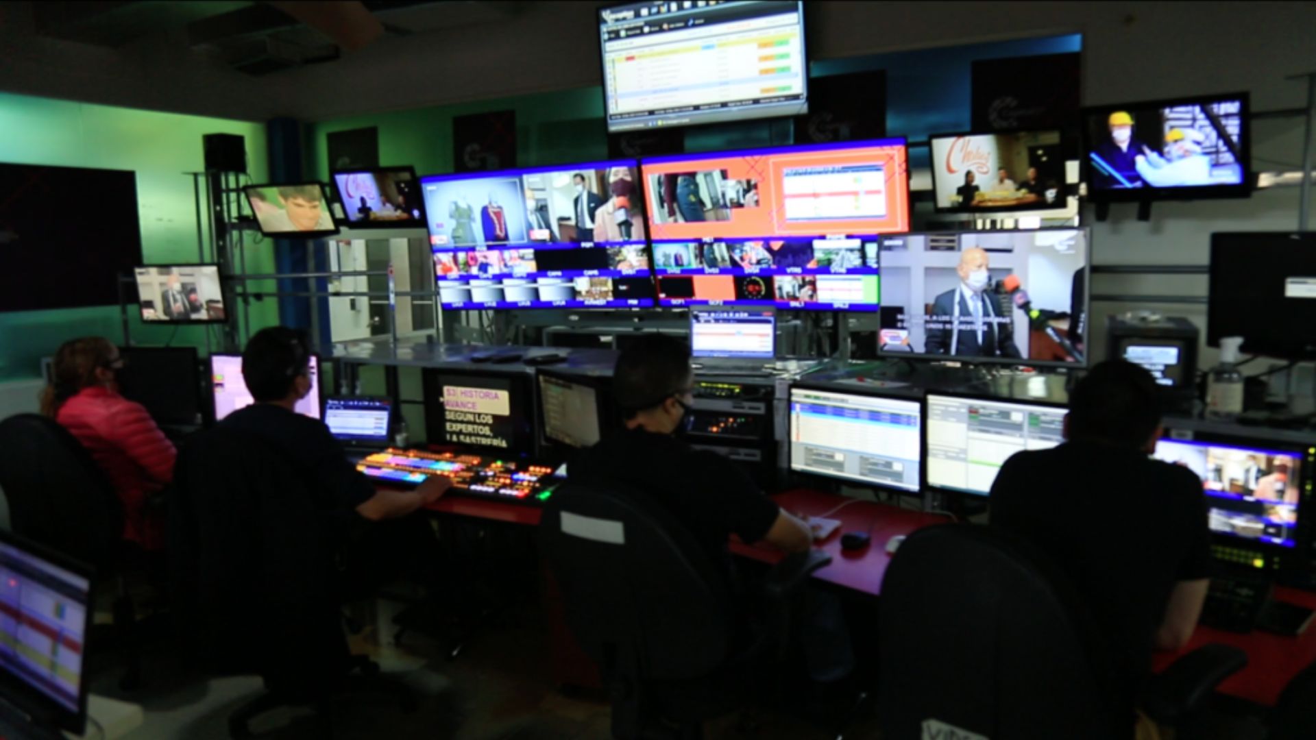 Personal de producción televisiva frente a las pantallas de control durante la grabación de un programa.