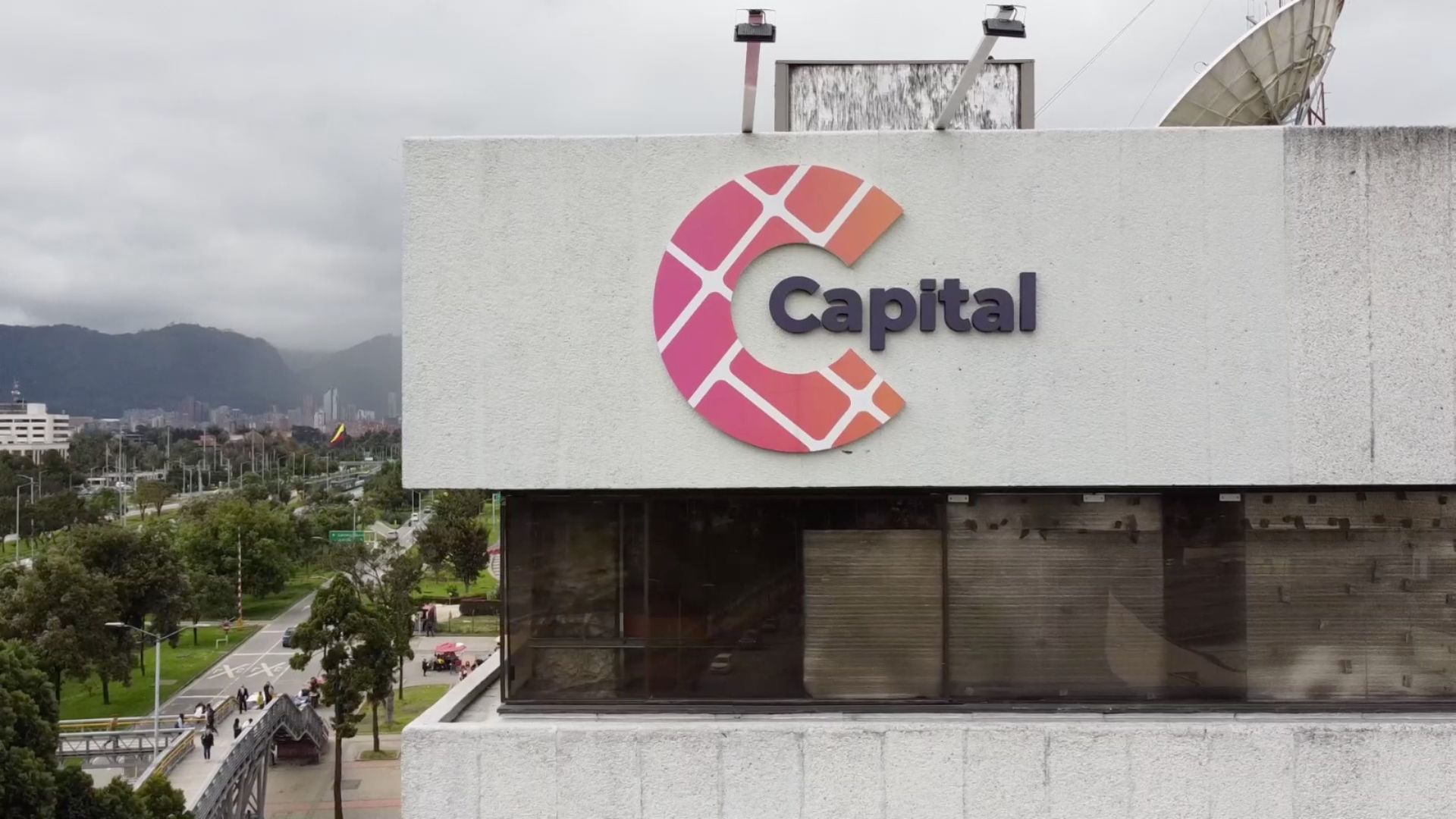 Logo de Capital Sistema de Comunicación Pública en la fachada del edificio principal