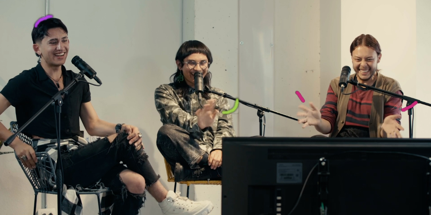 Tres personas en un auditorio 