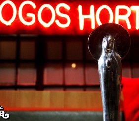 Letrero de Bogoshorts en Neón con la estatuilla del premio principal: La Santa Lucía